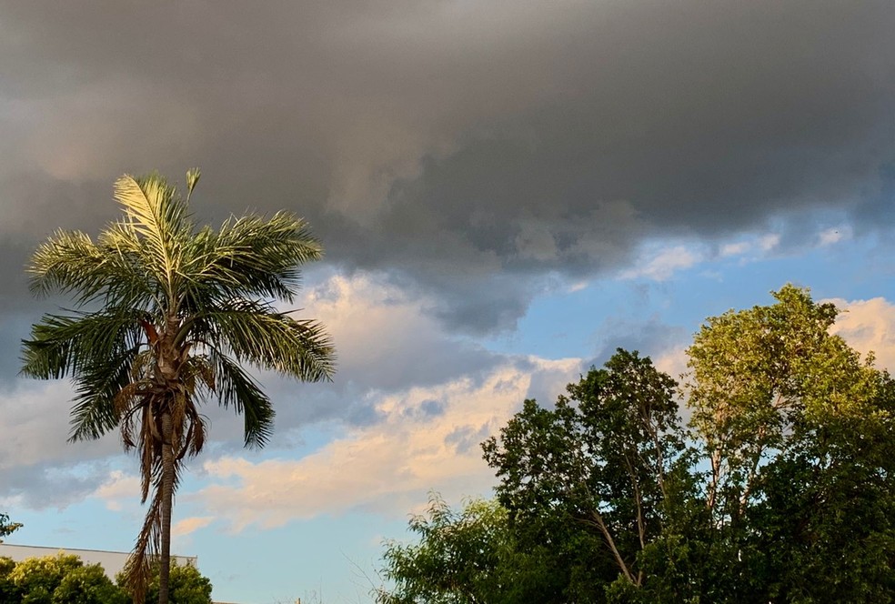 Imagem de arquivo de dia nublado em Uberlândia — Foto: Maria Júlia Araújo/g1