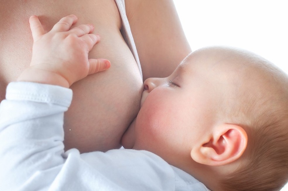 O leite materno contém tudo o que um bebê necessita nutricionalmente (Foto: depositphotos)
