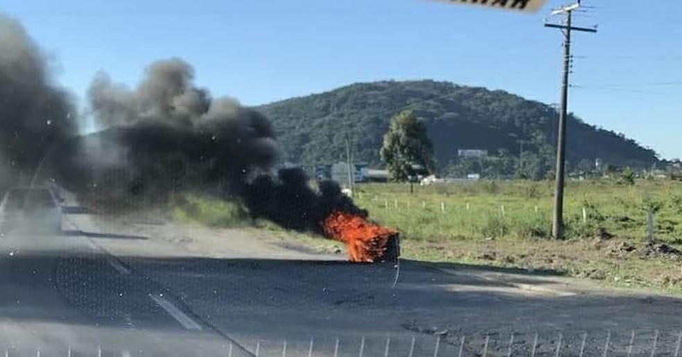 Manifestantes atearam fogo em pneus às margens da BR-470 em Navegantes (Foto: Fábio Fiedler/Divulgação)