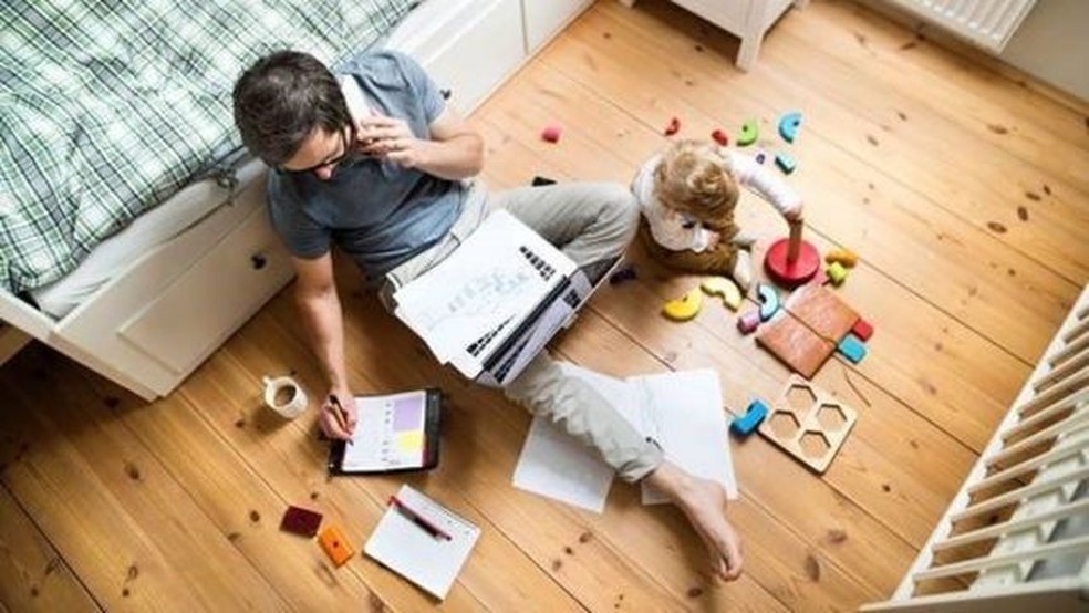 Pesquisas indicam que as pessoas que vivem com filhos com menos de 15 anos de idade têm até 14 horas a menos de tempo livre por semana que as que vivem sozinhas — Foto: Getty Images via BBC