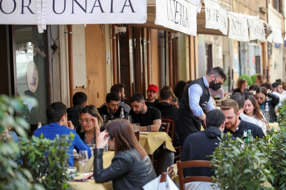 Pessoas almoçam ao ar livre em restaurante em Roma, na Itália, em abril de 2021 — Foto: Yara Nardi/Reuters