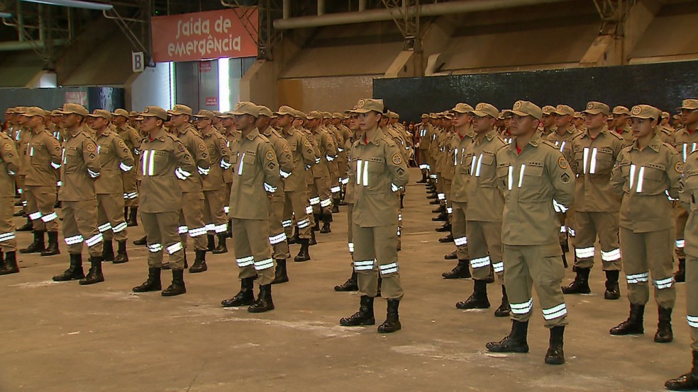 Novos bombeiros de Pernambuco participaram de solenidade de  formatura nesta segunda-feira, no Centro de Convenções, em Olinda (Foto: Reprodução/TV Globo)