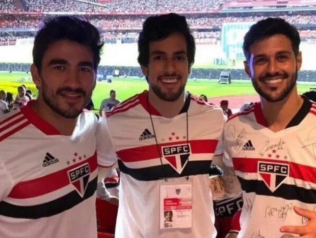 Em um dos últimos registros publicados nas redes sociais, Rodrigo Mussi posou com Guilherme Napolitano e Julinho Casares no estádio do Morumbi, em São Paulo, horas antes do acidente (Foto: Reprodução/Twitter)