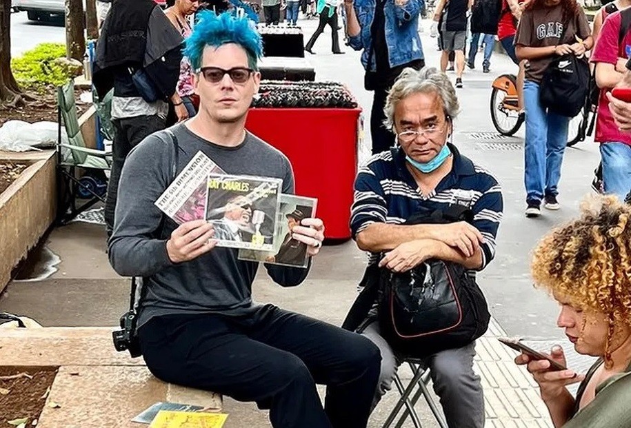 jack-white-compra-vinis-em-camel-da-avenida-paulista-antes-de-show-em