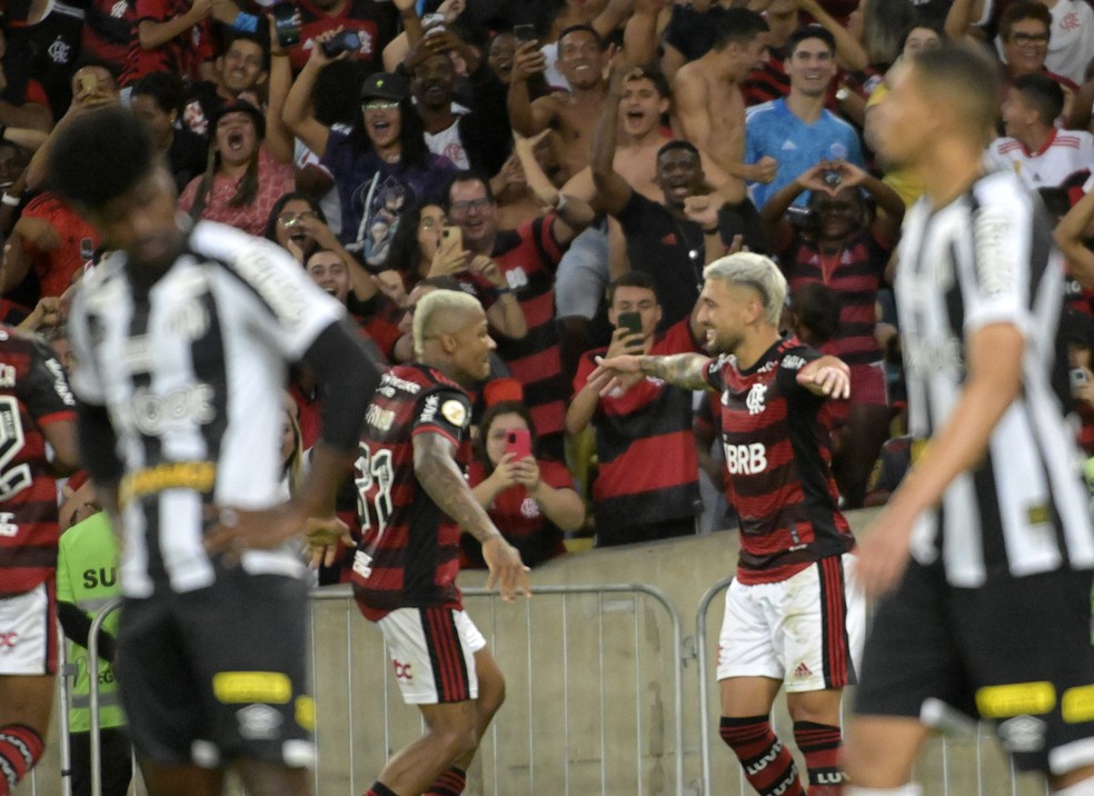 Flamengo x Santos: Arrascaeta e Marinho &mdash; Foto: Andr&eacute; Dur&atilde;o