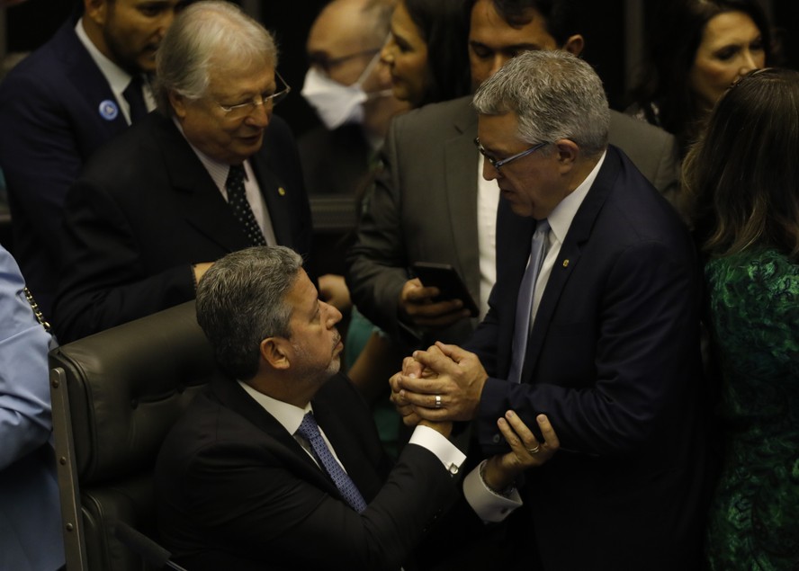 Alexandre Padilha (de pé) cumprimenta Lira após vitória na Câmara