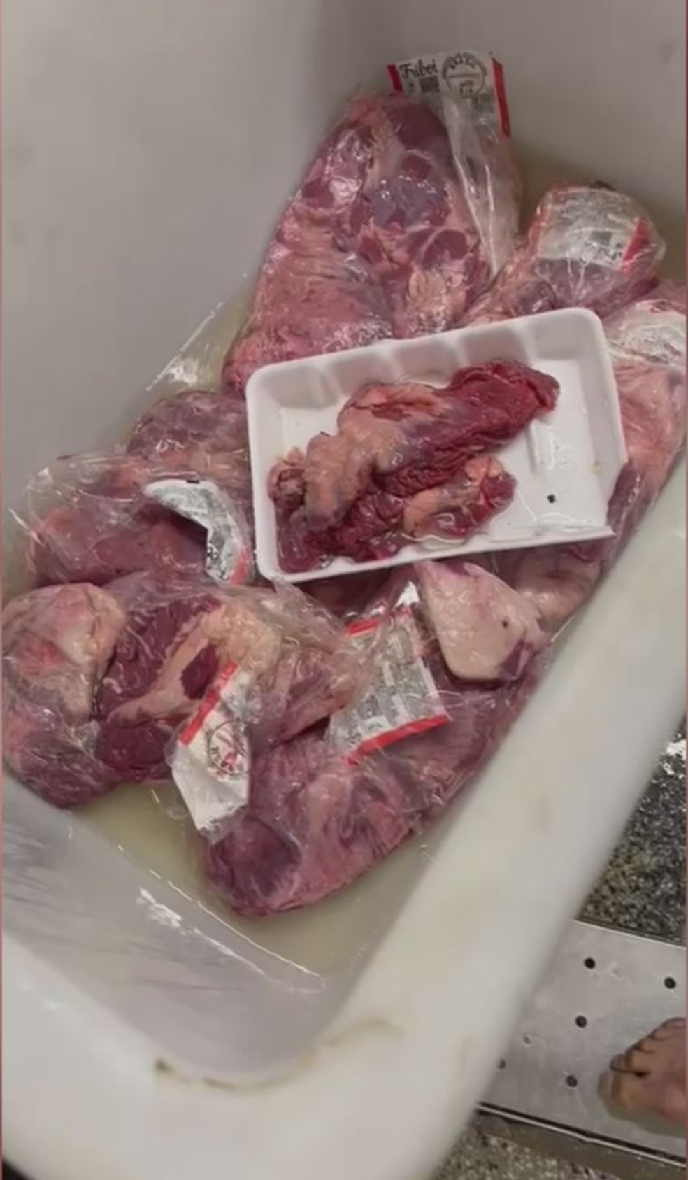 Carnes foram colocadas em cloro a pedido de cliente após encontrar larvas em uma peça compra em mercado no Centro de Itanhaém — Foto: Kelly Beck Tofteraa/Arquivo Pessoal
