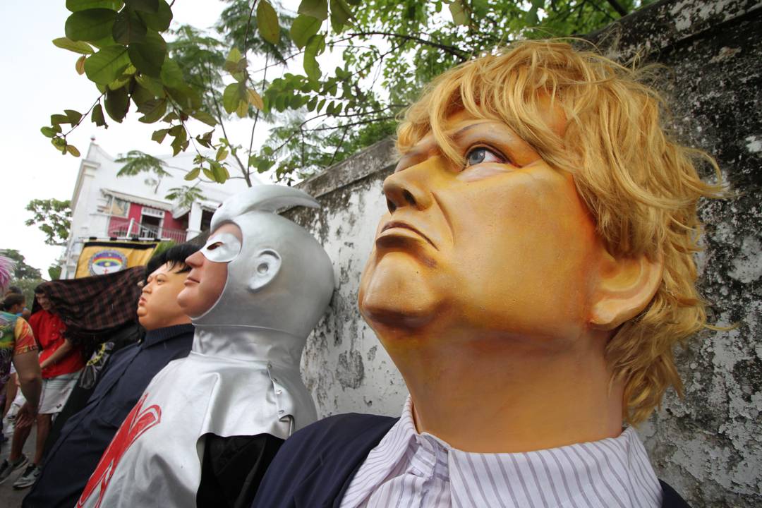 Expressão séria do boneco gigante de Donald Trump faz sucesso no carnaval de Olinda