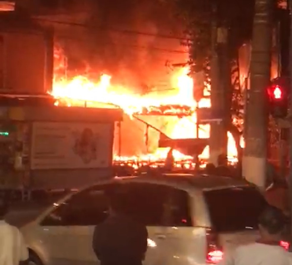 Incêndio atinge bar em Icaraí, em Niterói — Foto: Reprodução/Redes sociais