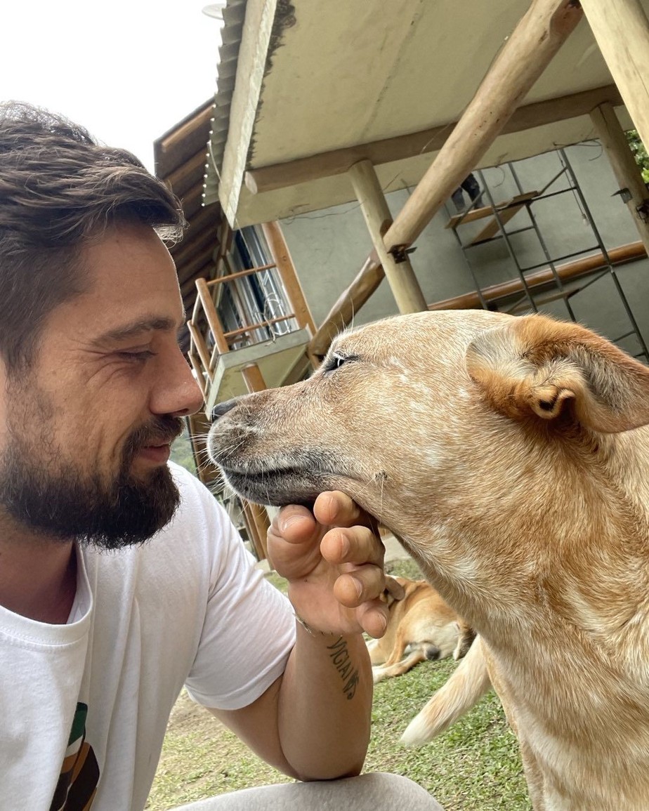 No Natal, Rafael Cardoso posa com cachorrinha de estimação