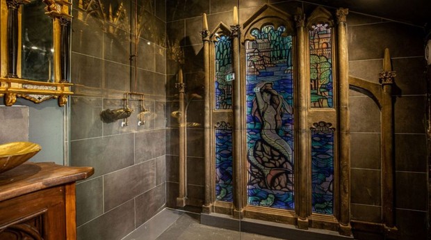 O banheiro também é inspirado no quarto filme da saga Harry Potter (Foto: Reprodução/Facebook)