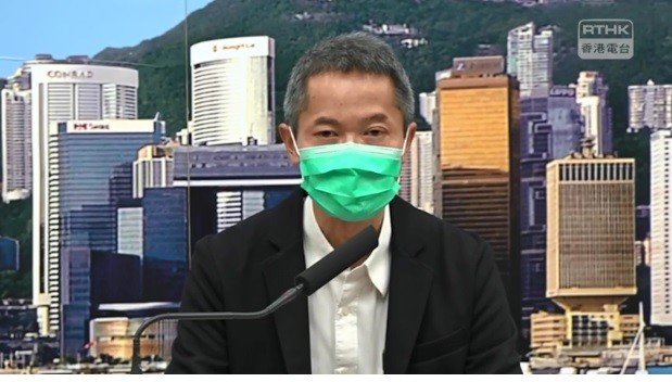 Chefe do Centro de Proteção à Saúde de Hong Kong explica troca de pacientes (Foto: Reprodução/RTHK)