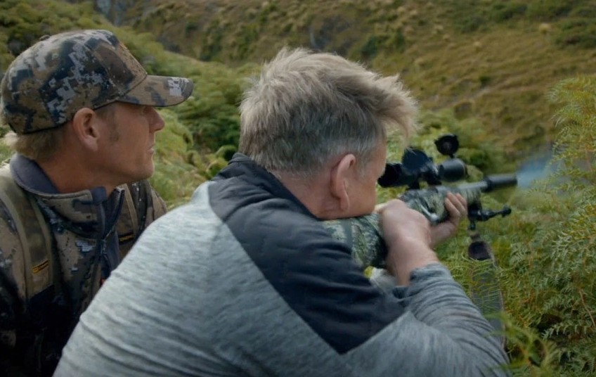 O chef e apresentador Gordon Ramsay atirando na cabra cozinhada por ele durante passagem de seu programa de TV pela Nova Zelândia (Foto: Reprodução)