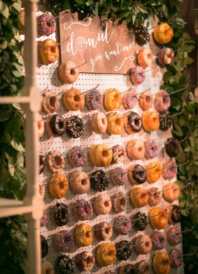 Cansou de bem-casado? Uma parede de donuts é a alternativa criativa (Foto: Reprodução)