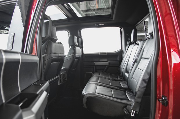 Espaço atrás e enorme e, além de saídas de ar-condicionado, os três ocupantes tem entradas para seus aparelhos (Foto: Fabio Aro/Autoesporte) Espaço atrás e enorme e, além de saídas de ar-condicionado, os três ocupantes tem entradas para seus aparelhos (Foto: Fabio Aro/Autoesporte)