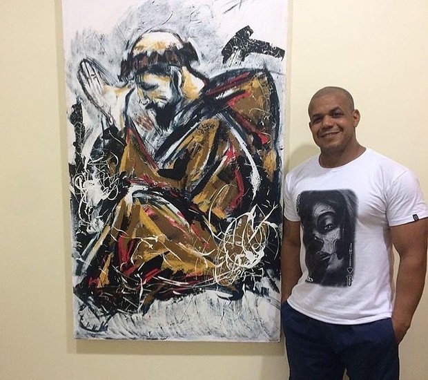 Thiago Silva ao lado de uma de suas obras abstratas (Foto: Thiago Silva / Instagram / Reprodução)