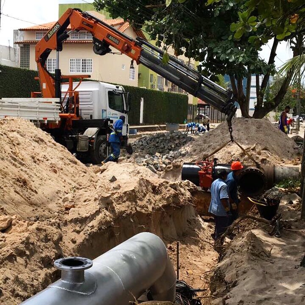  Válvula é instalada na Rua Cinco de Novembro, no bairro de Afogados (Foto: Compesa/Divulgação)