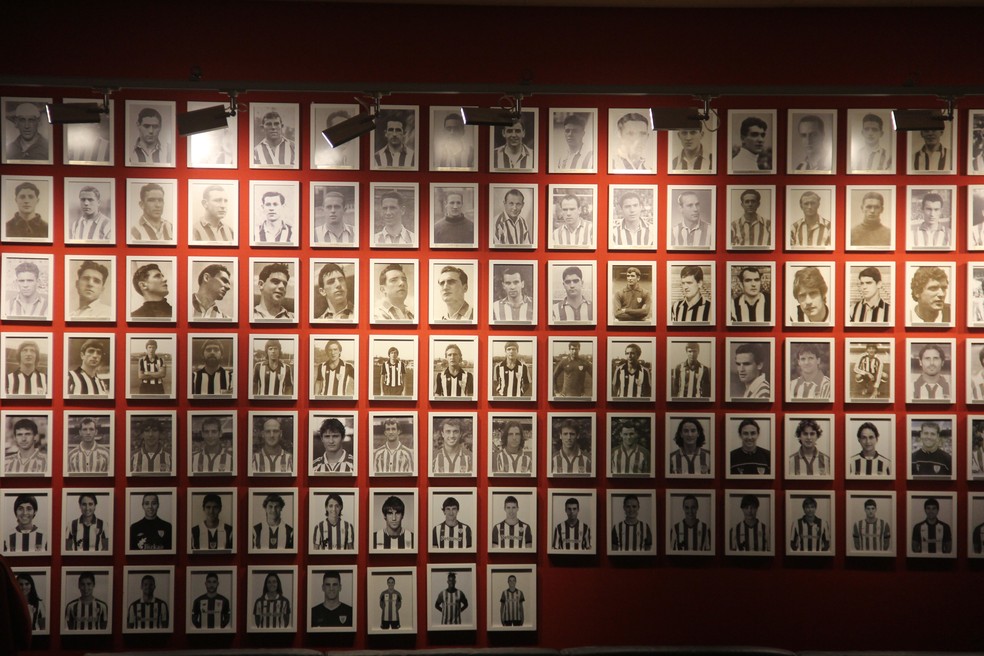 Quadro no estádio San Mamés com o retrato de todos os jogadores que defenderam a seleção da Espanha — Foto: Rodrigo Lois