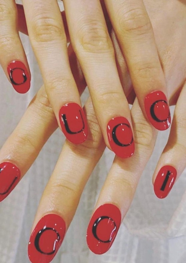 Gucci traz de volta a febre do monograma nas unhas (Foto: Reprodução)
