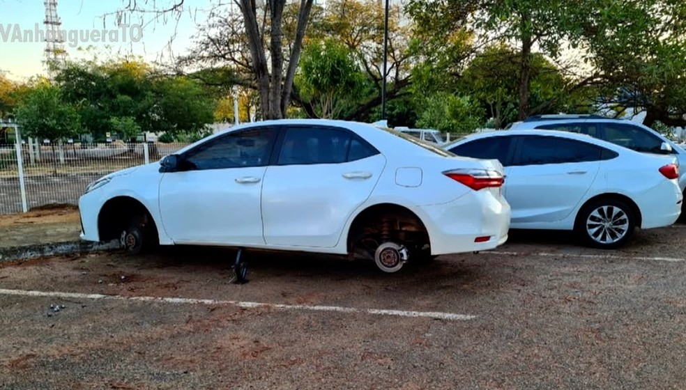 Carro estacionado no HGP teve pneus furtados — Foto: Reprodução/TV Anhanguera