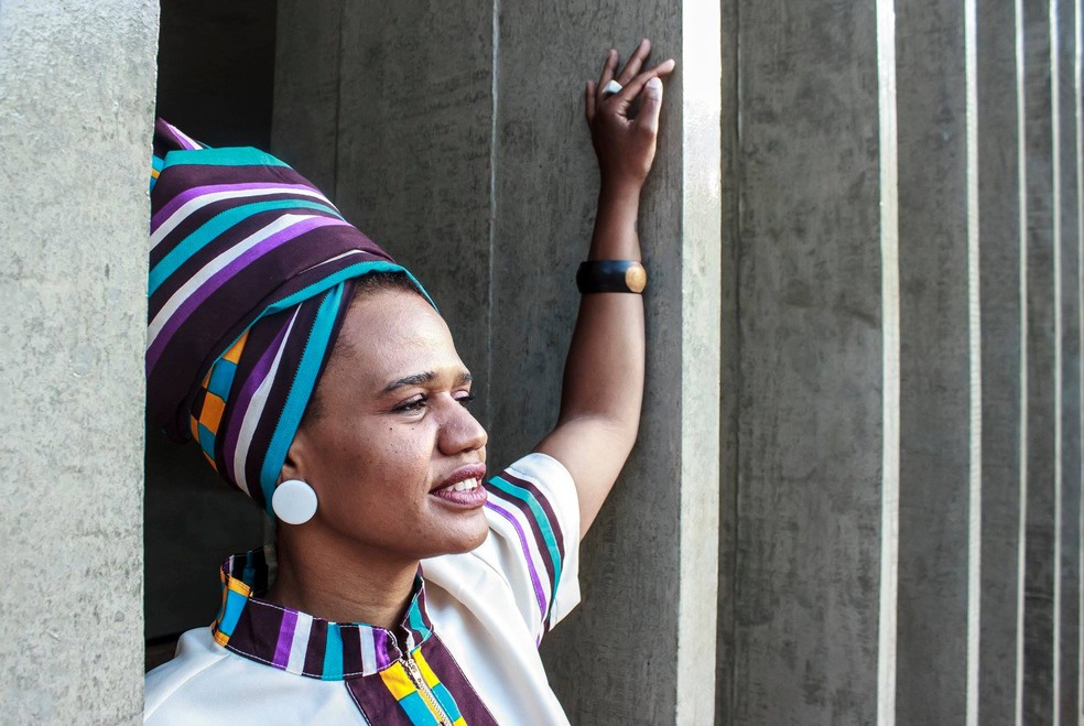 Lia Maria, criadora da marca brasiliense Diáspora009, veste roupa desenhada com tecidos e estamparia africana — Foto: Diáspora009/Divulgação