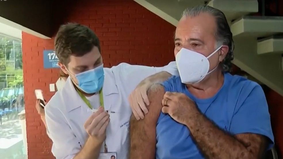 Tony Ramos é vacinado no Rio — Foto: Reprodução/GloboNews