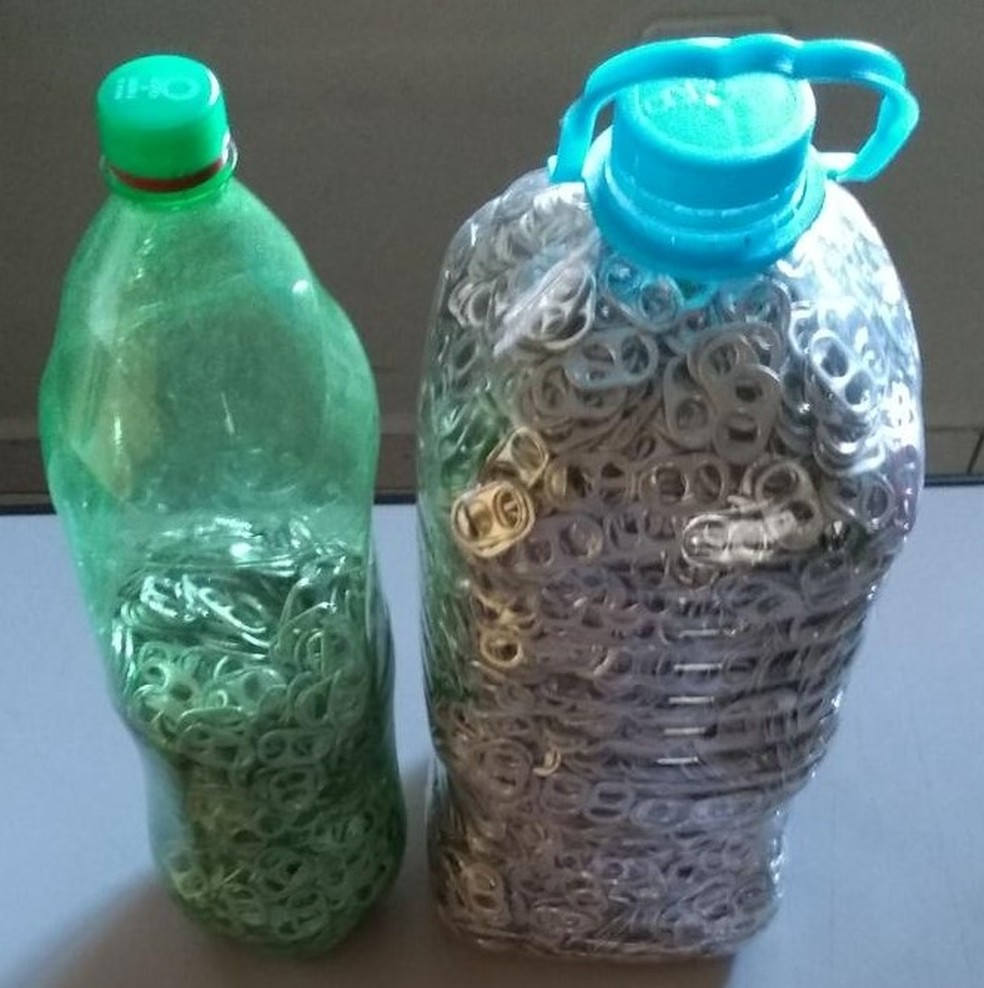 Criança juntou mais de 2 kg de lacres para ajudar com campanha que visa a doação de cadeiras de rodas  — Foto: Divulgação/Polícia Militar 