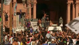 Velório de Diego Maradona causa tumulto em Buenos Aires