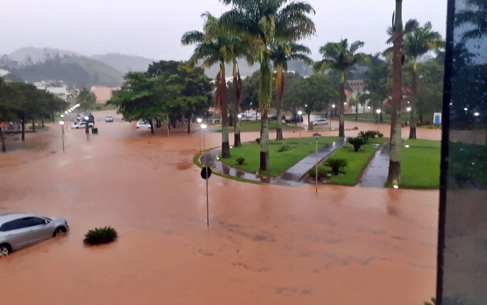 Forte chuva alaga ruas, inunda casas e até salas da Universidade Federal em Itajubá — Foto: Reprodução / Redes Sociais
