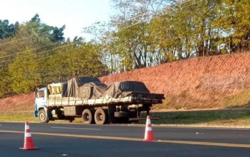 Caminhão envolvido em acidente — Foto: Mais Tupã