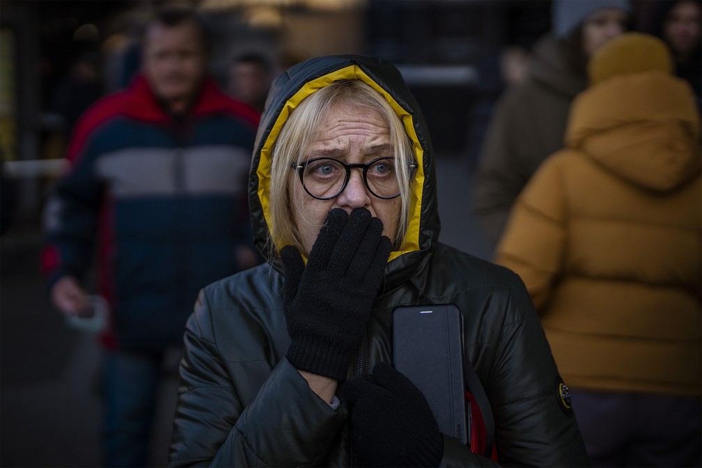 28 de fevereiro - Mulher reage ao som de sirenes anunciando novos ataques no centro de Kiev, Ucrânia — Foto: Emilio Morenatti/AP