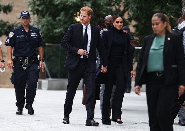 NEW YORK, NY - SEPTEMBER 23: Prince Harry and Meghan Markle visit the One World Observatory as NY Governor Hochul and NYC Mayor Blasio walk along with them in New York City, United States on September 23, 2021. (Photo by Tayfun Coskun/Anadolu Agency via G (Foto: Anadolu Agency via Getty Images)