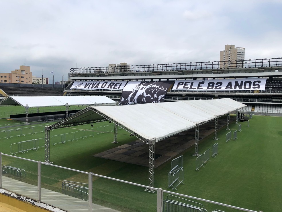 Vila Belmiro começa a ser preparada para o velório de Pelé  — Foto: Matheus Tagé 