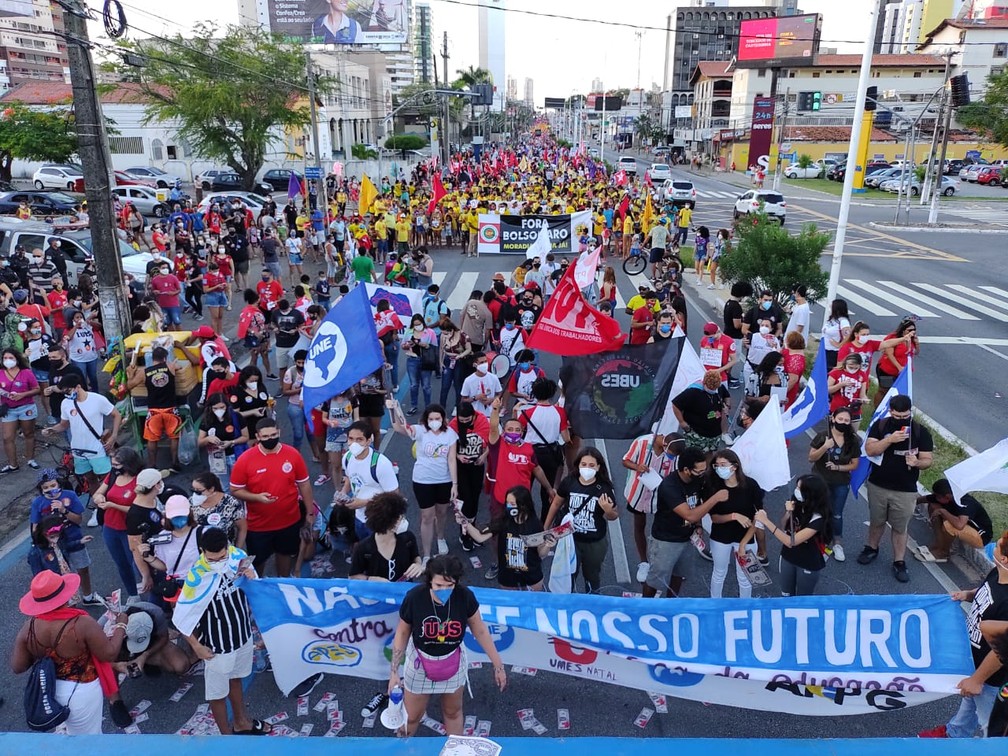 Manifestantes protestam contra Bolsonaro e a favor da vacina em Natal — Foto: Lucas Cortez/Inter TV Cabugi