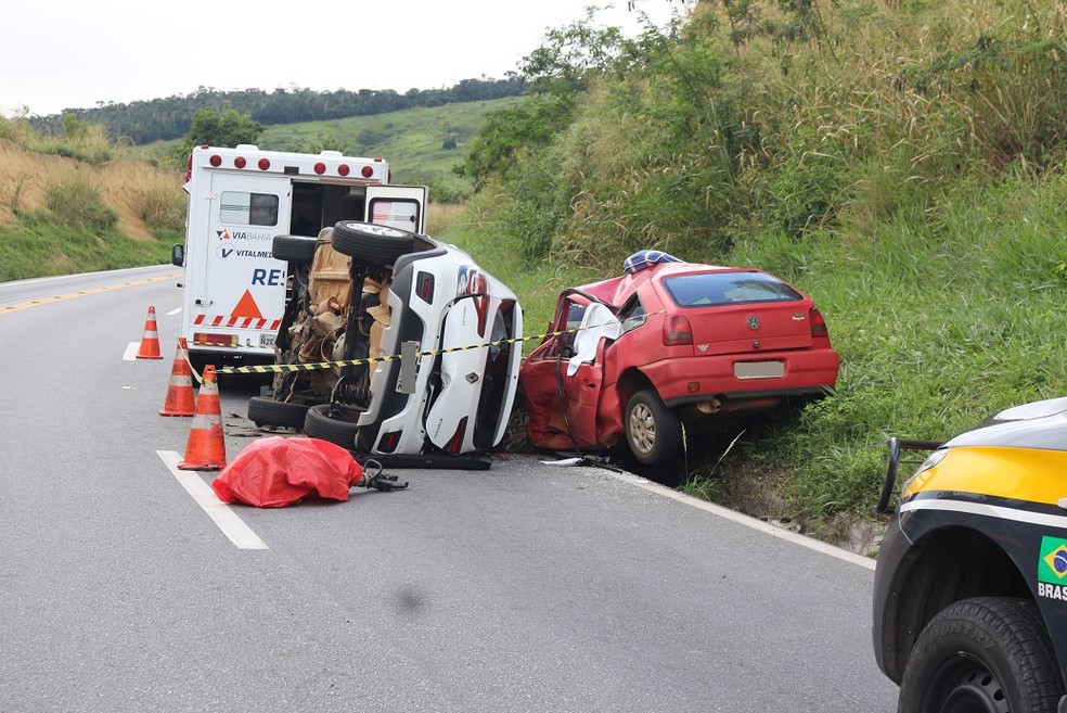 Batida frontal entre dois carros deixa 4 mortos e uma pessoa ferida na BR-116, no sudoeste da Bahia — Foto: Blog Marcos Frahm