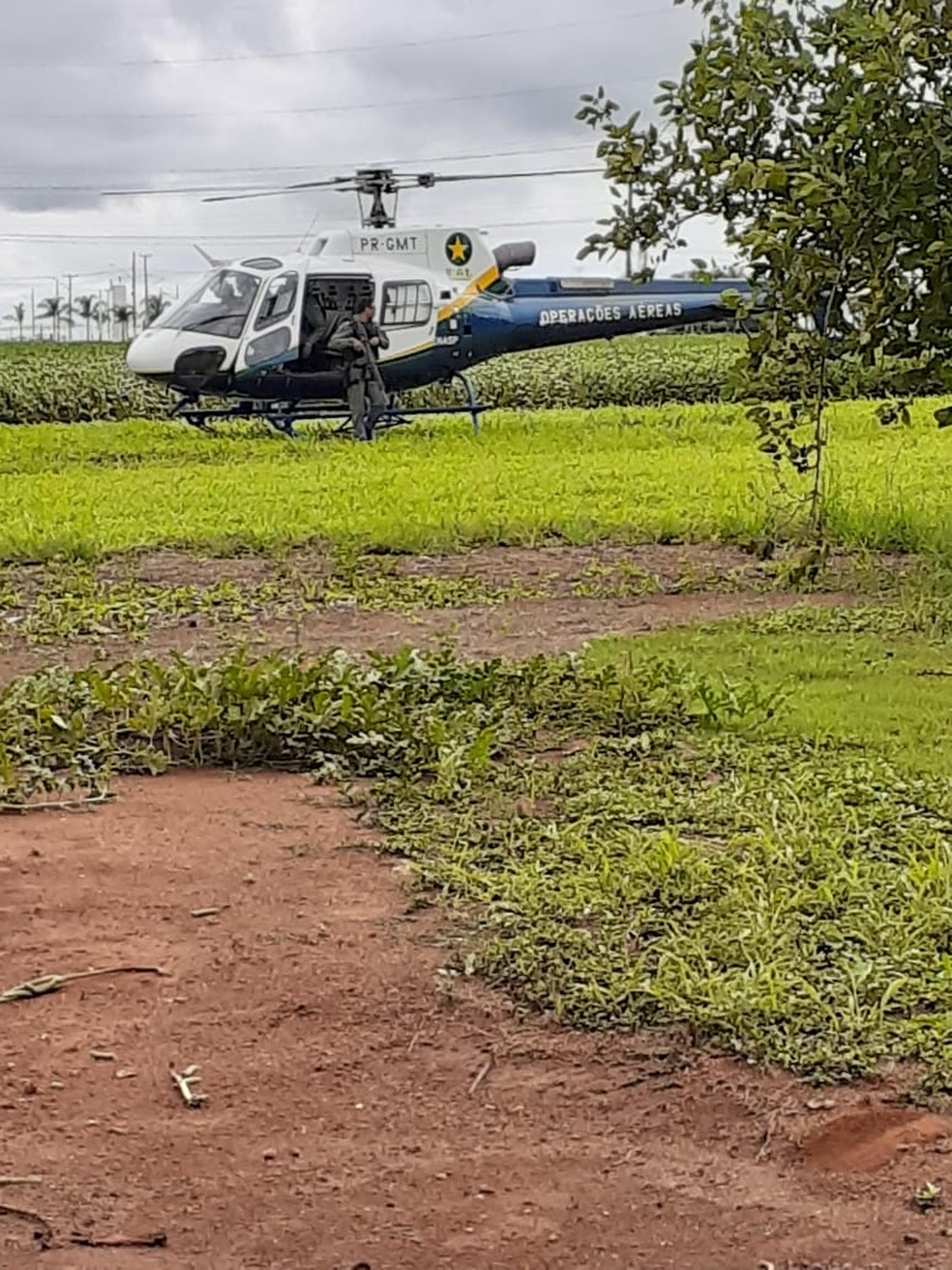 Equipes do Corpo de Bombeiros e um helicóptero do Centro Integrado de Operações Aéreas (Ciopaer) fazem buscas pelo garoto nesta sexta-feira (25) em Lucas do Rio Verde — Foto: Ciopaer/MT