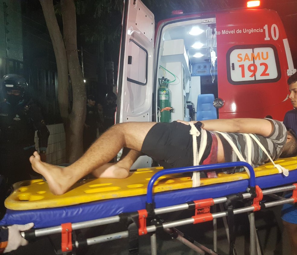 Suspeito de assalto foi socorrido pelo Samu após ser baleado por delegado da Polícia Federal, na Varjota, em Fortaleza. — Foto: Rafaela Duarte/ SVM