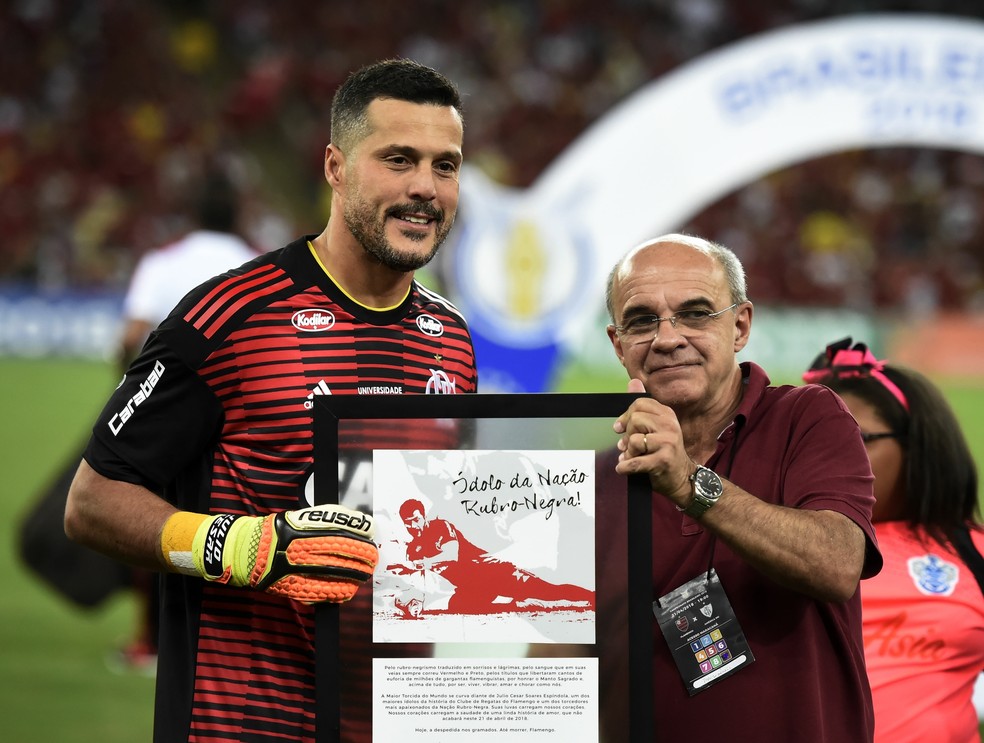 Antes de entrar em campo, Julio Cesar recebeu uma homenagem da diretoria do Flamengo (Foto: André Durão/GloboEsporte.com)