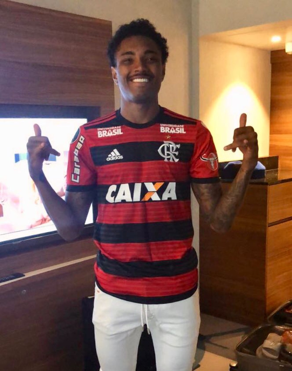 De malas prontas e camisa do Flamengo no corpo: Vitinho chega ao Rio de Janeiro neste s�bado (Foto: Divulga��o)