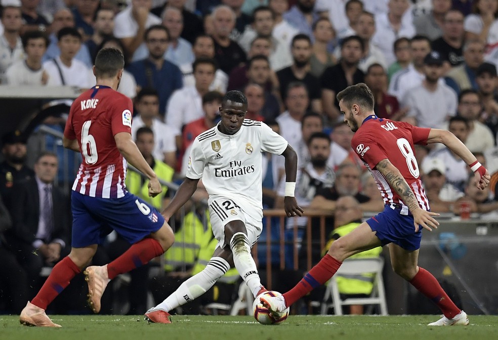 Vinicius Junior em a&ccedil;&atilde;o pelo Real contra o Madrid Atl&eacute;tico &mdash; Foto: AFP