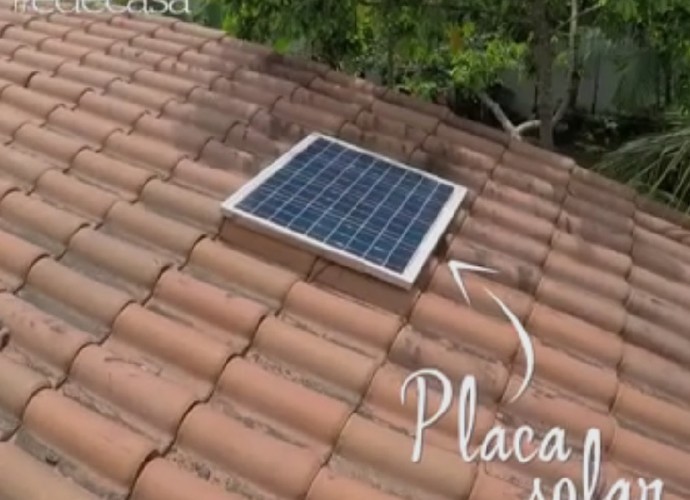 Vale tudo para refrescar e economizar na conta de luz: placa solar ligada a um exaustor solar que puxa para fora o calor do telhado foi uma das dicas (Foto: TV Globo)