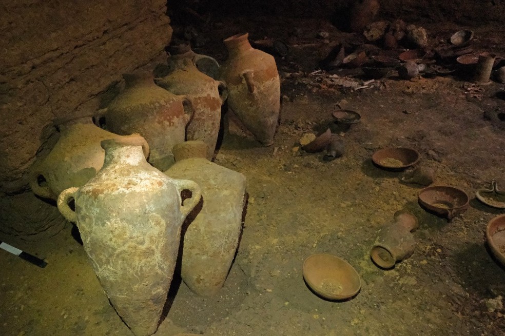 Uma foto fornecida pela Autoridade de Antiguidades de Israel em 18 de setembro de 2022 mostra os achados arqueológicos, incluindo vasos de cerâmica, que remontam ao século XIII aC, durante o governo do faraó Ramsés II do Egito. — Foto: AFP PHOTO / HO / ISRAEL ANTIQUITIES AUTHORITY