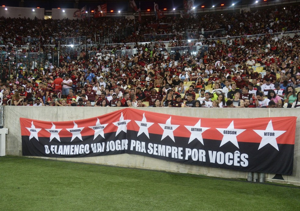 Homenagens às vítimas da tragédia do Ninho na partida entre Flamengo e Madureira — Foto: André Durão - GloboEsporte.com