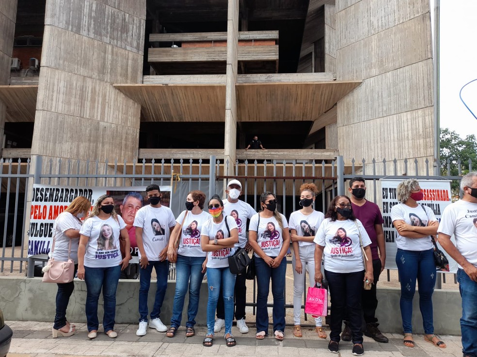 Familiares estão diante do Fórum Cívil e Criminal de Teresina, onde acontece o julgamento do acusado — Foto: Jonas Carvalho