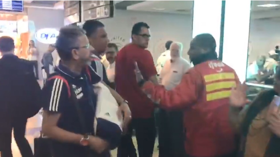 Funcionários do São Paulo se envolveram em confusão com torcedor no fim de maio — Foto: Reprodução
