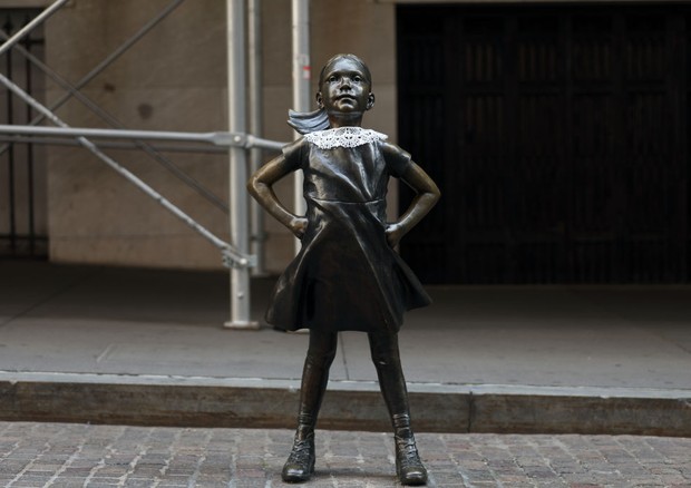 NEW YORK, NEW YORK - SEPTEMBER 21: Wall Street’s “Fearless Girl” statue wears a lace collar in memory of the late Supreme Court justice Ruth Bader Ginsburg on September 21, 2020 in New York City. As parts of Europe prepare for another lockdown due to a re (Foto: Getty Images)