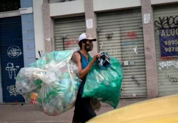 No pior momento da pandemia, em meados de 2020, os trabalhadores de menor renda foram os que mais perderam ocupação (Foto: AFP (via BBC))