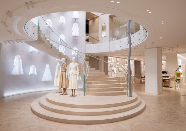 A butique da Dior na Avenue Montaigne, parte de um complexo demais de 10 mil metros quadrados, que abre as portas após dois anos e meio de reforma.  (Foto: Kristen Pelou/Divuglação)