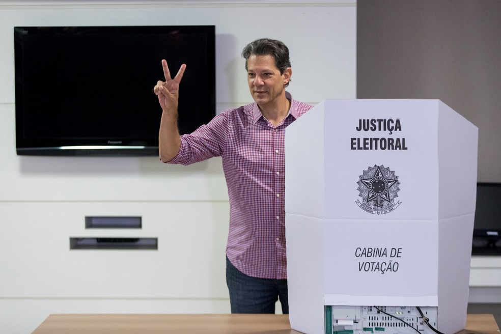 O candidato Fernando Haddad (PT), durante votação no primeiro turno, em escola de São Paulo — Foto: Marcelo Brandt/G1