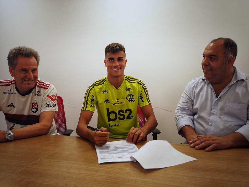 Reinier assina contrato com o Flamengo ao lado do presidente Rodolfo Landim (esquerda) e o vice de futebol Marcos Braz &mdash; Foto: Matheus Grangeiro/Flamengo